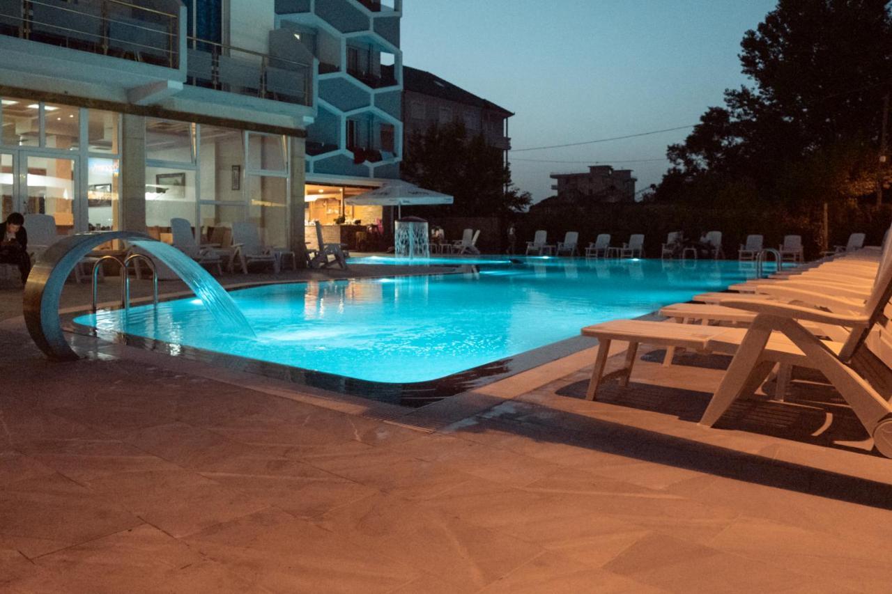 Center Park Hotel Velipoje Bagian luar foto